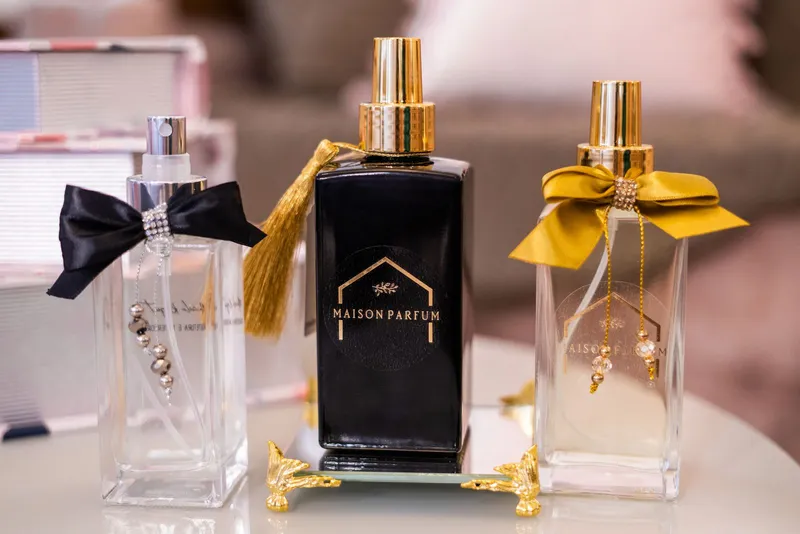 زجاجات عطر مرصوفة على رف